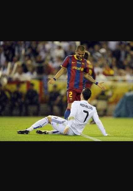 Non  uno sfott, ma una foto reale e sembra che Alves prenda in giro Ronaldo